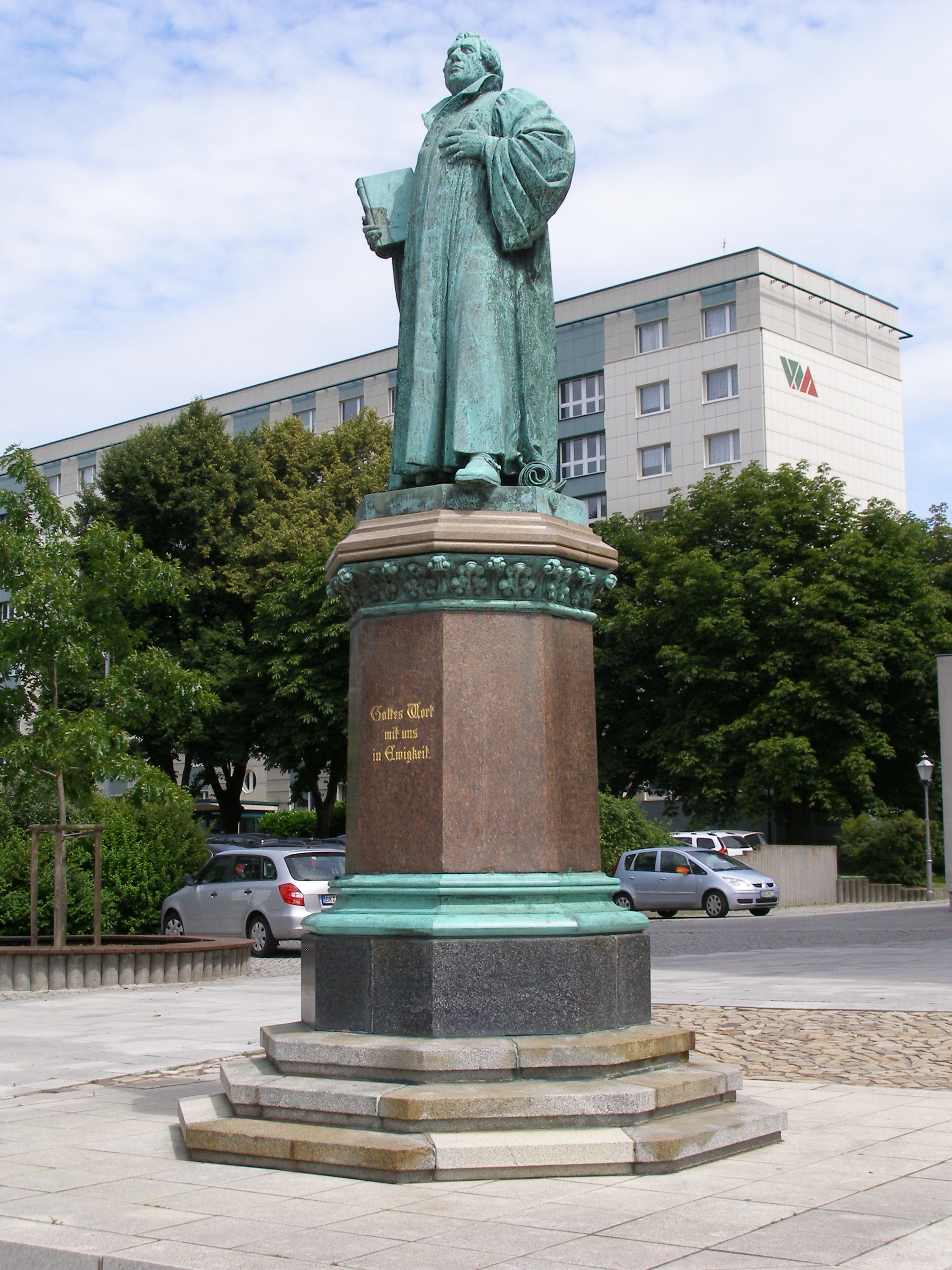 Magdeburg hat dieses Lutherdenkmal, doch die Lutherkirche wurde 1951 aus dem Stadtbild radiert.